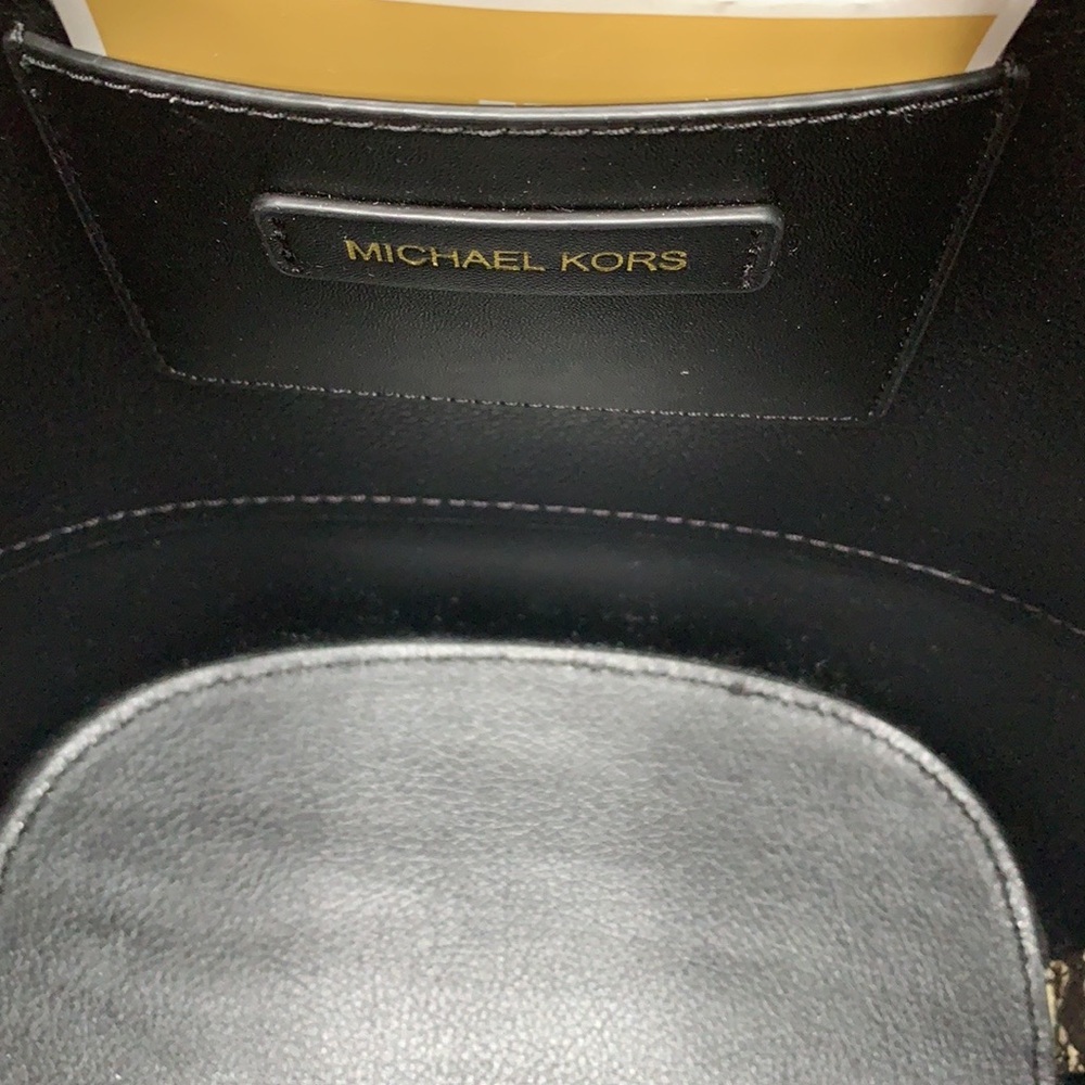 MICHAEL KORS 
Reed Md Pebbled Leather Belted Bucket Messenger Satchel Crossbody - Picture 10 of 16